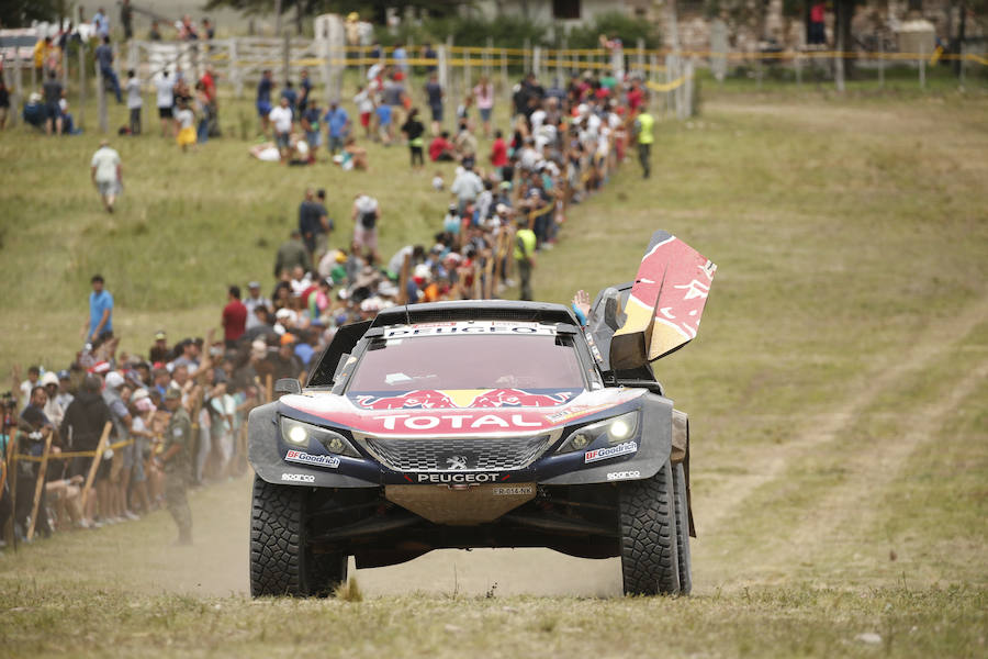 Carlos Sainz se aproxima a la meta en la última etapa (Córdoba), donde se proclamó campeón.