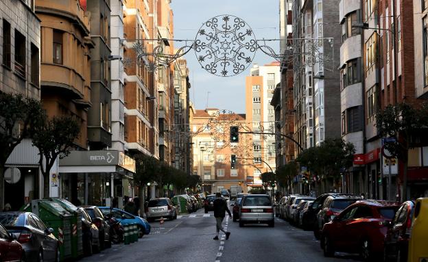 Arcos de la iluminación navideña instalados por la empresa Blachere y que aún permanecen en la avenida de Manuel Llaneza. 