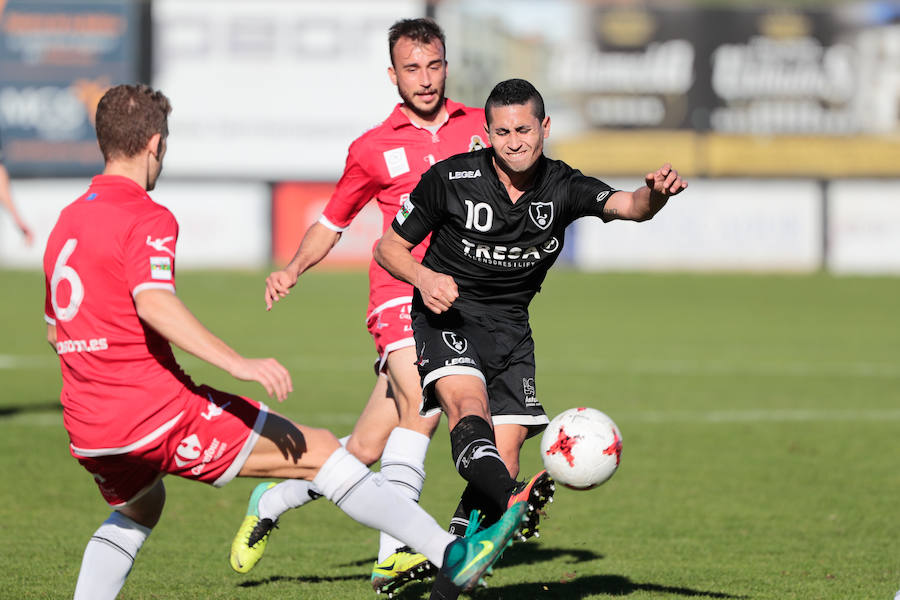 El conjunto maliayo se lleva el derbi de Segunda B y deja muy tocado al conjunto mierense