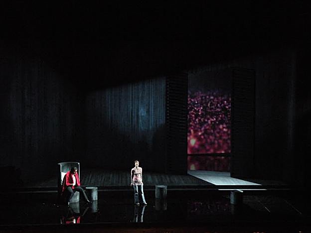 La oscuridad marca la estética de la escena de la ópera que se estrena el domingo. 