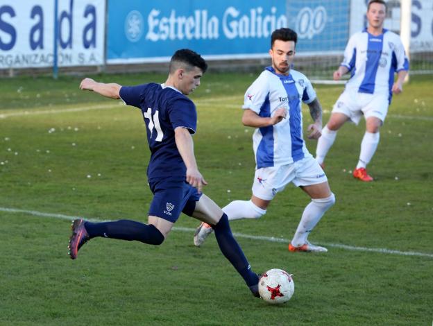 Omar Fernández golpea el balón en presencia de Aser. 