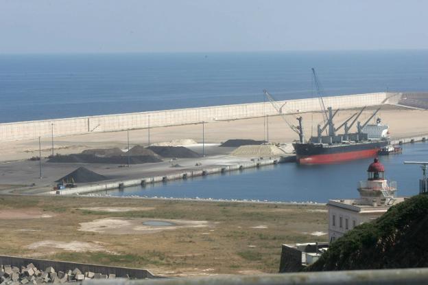 Una terminal granelera, la zona de atraque de cruceros y la regasificadora, únicas instalaciones que alberga la ampliación del puerto de El Musel, inaugurada en 11 de enero de 2011. 