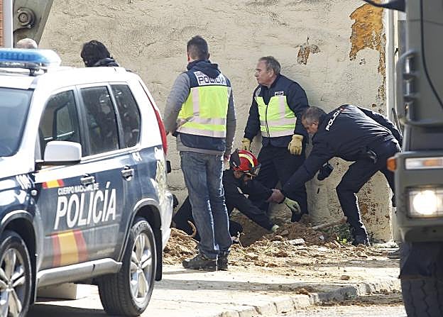 Policías de la Comisaría de Gijón desplazados a León, en la búsqueda de la mujer y el bebé en un solar de Matadeón de los Oteros. 