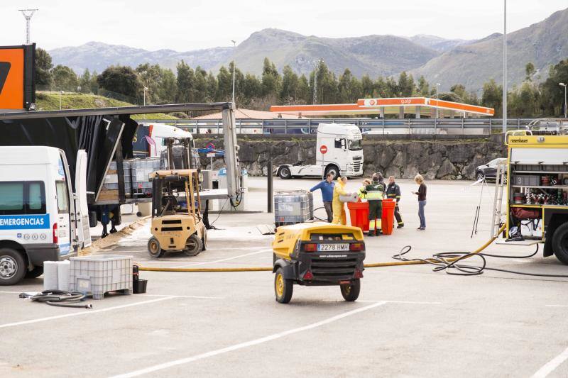 Bomberos y operarios de Inteco Astur lograron estabilizar el producto que produjo una reacción química en un camión que se dirigía a Galicia