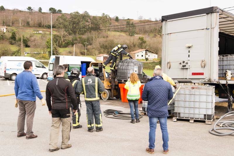 Bomberos y operarios de Inteco Astur lograron estabilizar el producto que produjo una reacción química en un camión que se dirigía a Galicia