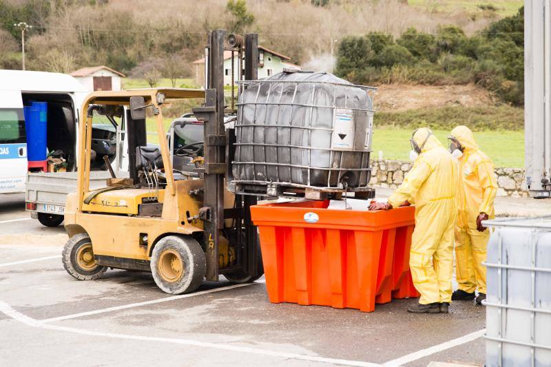 Bomberos y operarios de Inteco Astur lograron estabilizar el producto que produjo una reacción química en un camión que se dirigía a Galicia