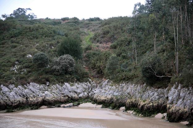 Zona en la que el Consistorio riosellano pretende crear un acceso al arenal de Guadamía. 