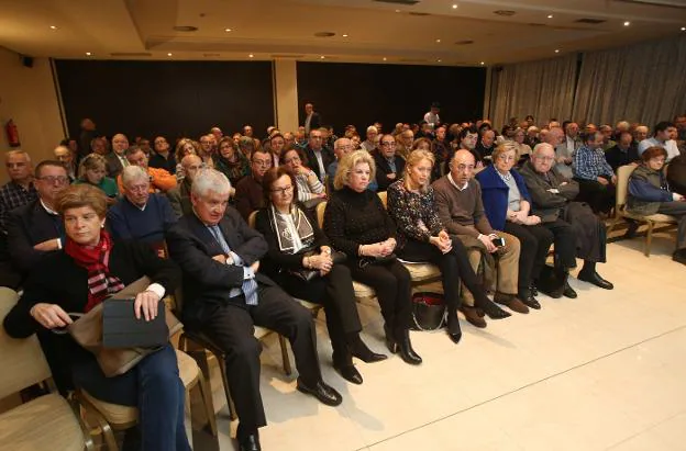 En la primera fila se situaron Avelino Acero, su mujer María del Carmen Hernández; la esposa del conferenciante María Veiga y la presidenta de Foro Cristina Coto junto a Enrique Lanza. 