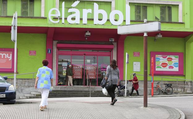 Imagen de archivo del supermercado El Árbol, en Llaranes. 