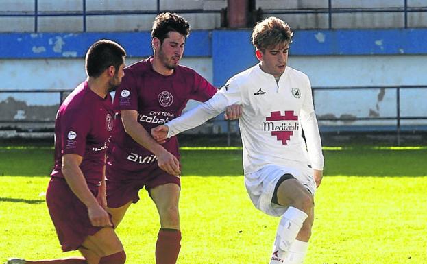 Fran Rey y Ángel presionan a un jugador rival. 