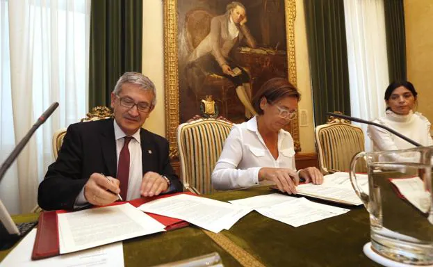 El rector y la alcaldesa, firmando el acuerdo entre ambas instituciones en octubre de 2016.