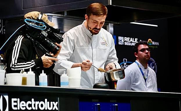 Imagen principal - Igor Grishechkin y dos de sus creaciones.