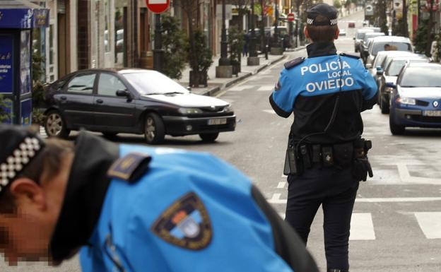 Policías dirigiendo el tráfico en la calle Uría. 