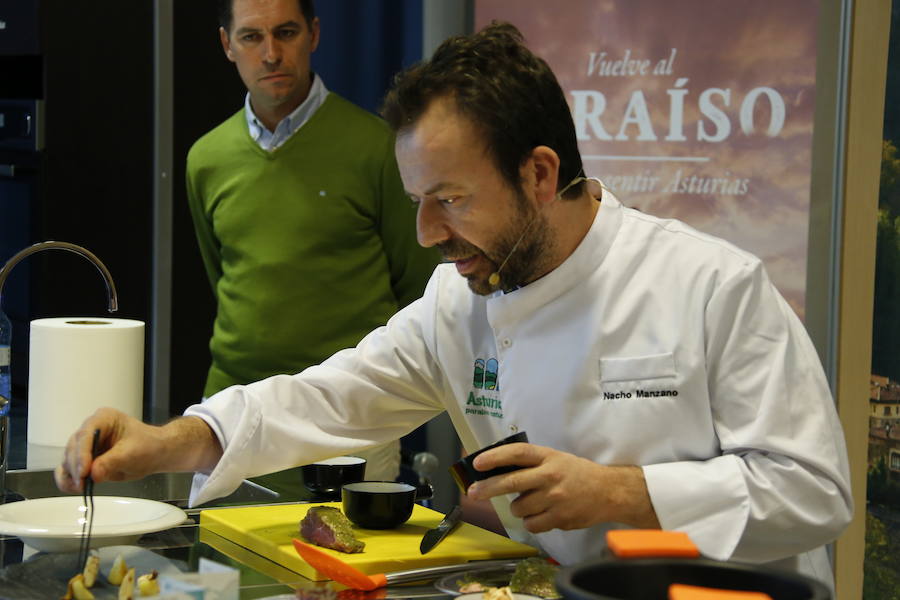 Nacho Manzano, Ricardo Sotres, José Antonio Campoviejo, Jaime Uz, Marcos Morán e Isaac Loya, seis cocineros con estrella Michelin de Asturias, se presentaron por parejas para preparar platos