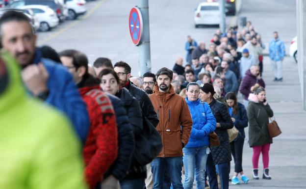 Aficionados hacen cola ante el Carlos Tartiere para conseguir entradas para el derbi Real Oviedo-Sporting