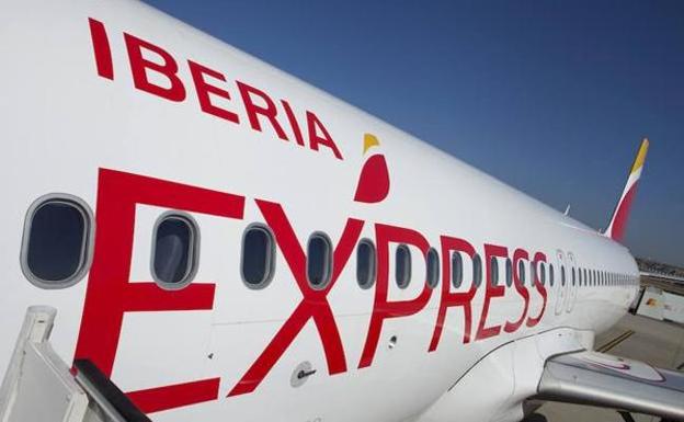 Iberia Express deja de vender pasajes a Londres, pero dice que «seguiremos en Asturias»