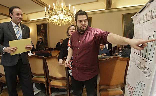 Rosón señala las tablas en las que apoyó su intervención, al concejal del PP, Eduardo Rodríguez.