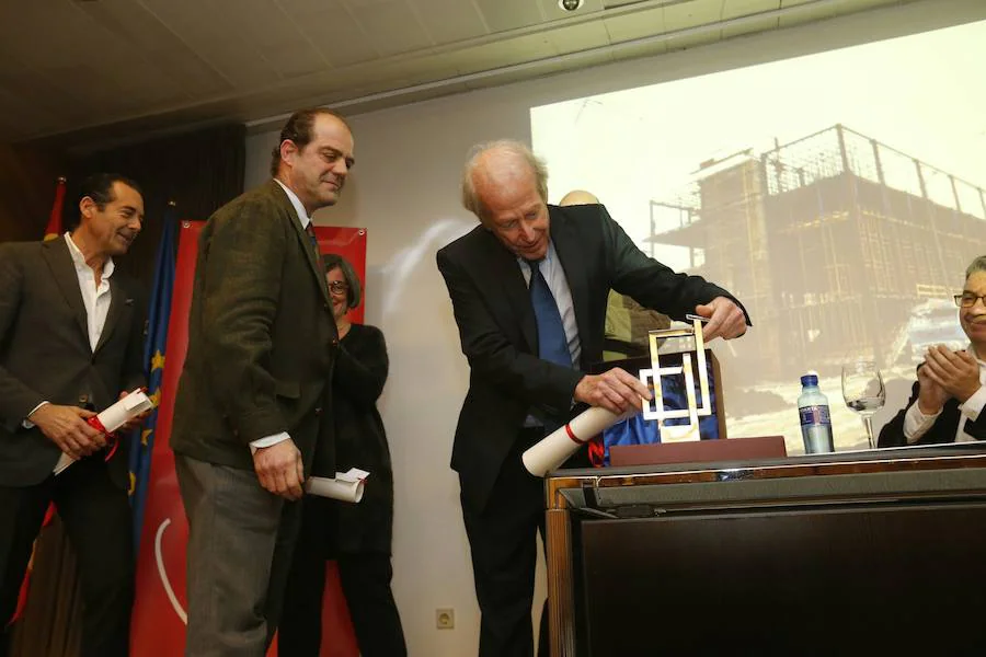 El Colegio de Arquitectos de Asturias ha entregado el premio COAA+10 a los hermanos Hernández Sande y Enrique Perea, arquitectos que firmaron el proyecto del Edificio Administrativo de Servicios Múltiples del Principado (EASMU) y a Javier Calzadilla Pérez, Enrique de Balbín, Ramón Rañada y Ángel Mayor Villarejo su insignia de oro por sus cincuenta años de profesión 