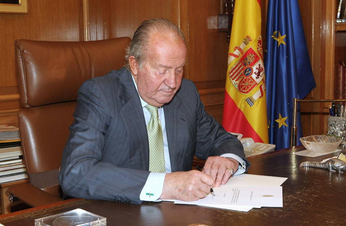 2 de junio de 2014. El presidente del gobierno, Mariano Rajoy, anuncia que el rey Juan Carlos abdica en favor de su hijo, que asumirá el trono como Felipe VI. Momento en el que el Monarca firma el documento de su abdicación.