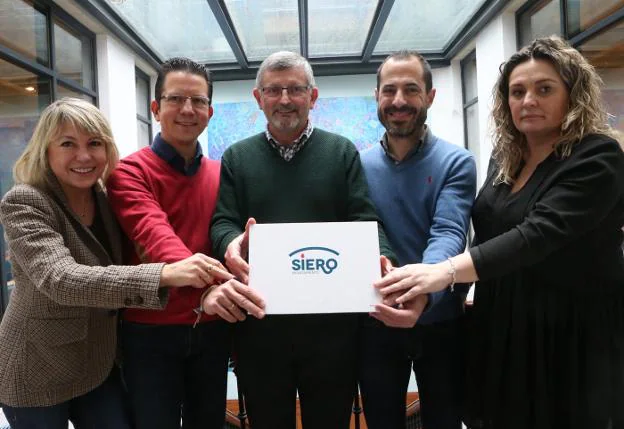 Rocío Ardura, Javier Lobo, José Manuel Miranda, Ángel García y Paula Onís muestran la nueva imagen corporativa de Siero. 