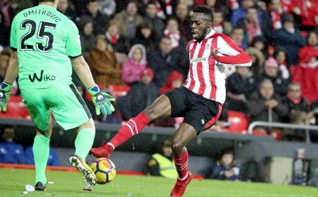 Iñaki Williams trata de controlar el balón. 