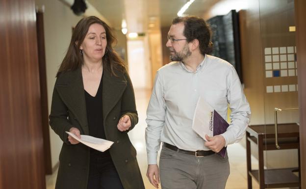 Lorena Gil y Emilio León, ayer, en la Junta General. 