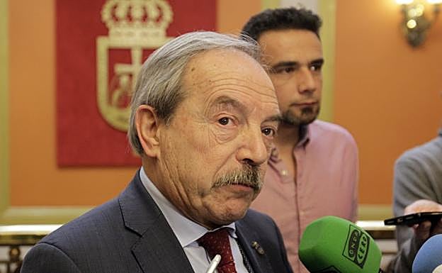 Wenceslao López, ayer, atiende a los medios. 