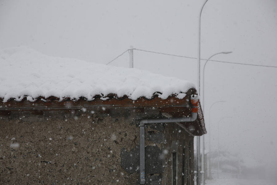 El invierno ha vuelto para quedarse en Asturias. La región se encuentra en alerta por nevadas, que mantienen Pajares cerrado para camiones y son obligatorias las cadenas en varios puertos de montaña