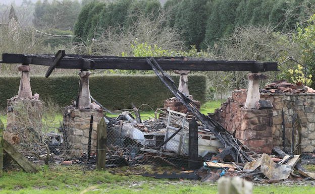 Un incendio calcina un hórreo, un tractor y un coche en Castrillón