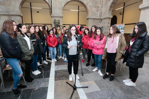 Escolares del Padre Feijoo recuerdan el Holocausto | El Comercio: Diario de  Asturias
