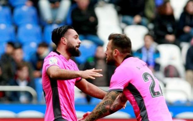 Ivi (i) celebra uno de sus dos goles con Antonio Luna.