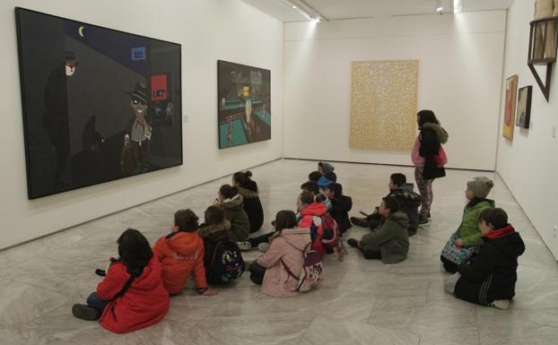 Visitantes a la exposición del legado Arango en el Museo de Bellas Artes de Asturias. 