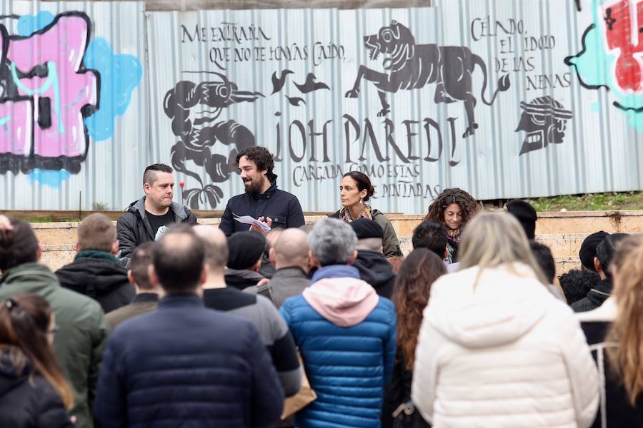 Un nutrido grupo de personas ha asistido en la plaza del Lavaderu a la presentación del plan de usos para Tabacalera, en el que se recogen más de dos años de propuestas de distintos colectivos.