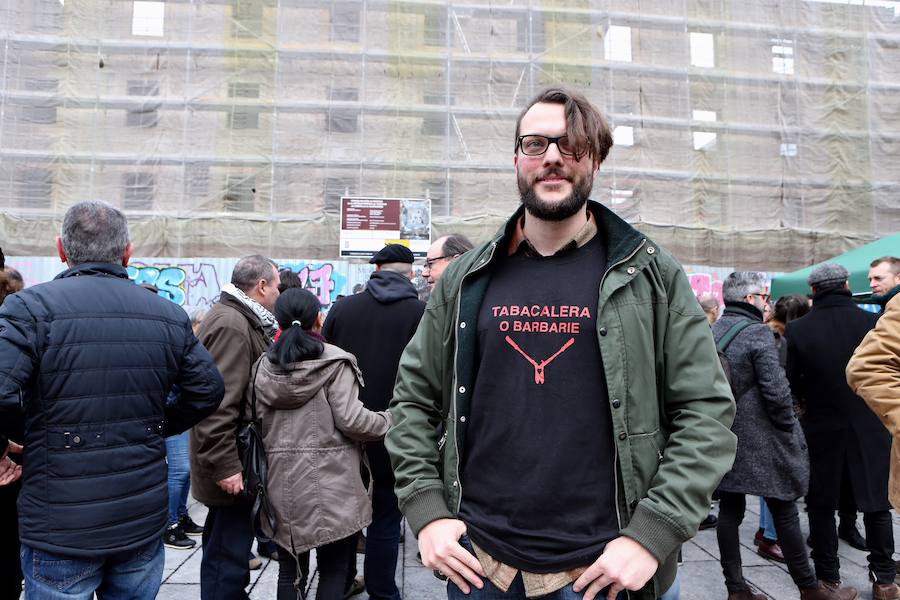 Un nutrido grupo de personas ha asistido en la plaza del Lavaderu a la presentación del plan de usos para Tabacalera, en el que se recogen más de dos años de propuestas de distintos colectivos.