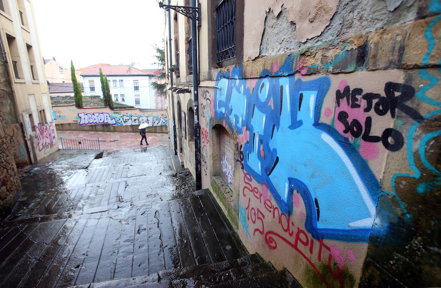 Pintadas, solares abandonados y maleza convergen en la zona más turística