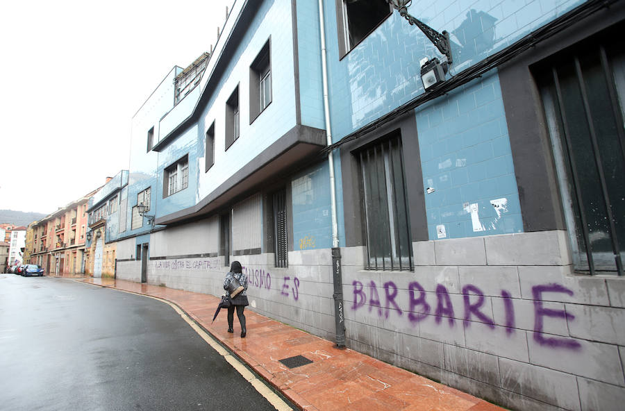 Pintadas, solares abandonados y maleza convergen en la zona más turística