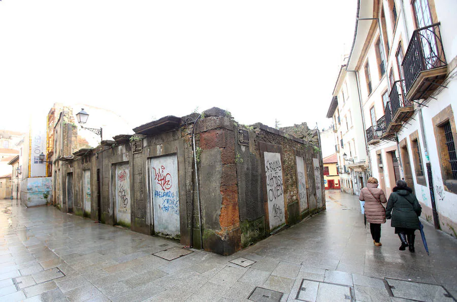 Pintadas, solares abandonados y maleza convergen en la zona más turística