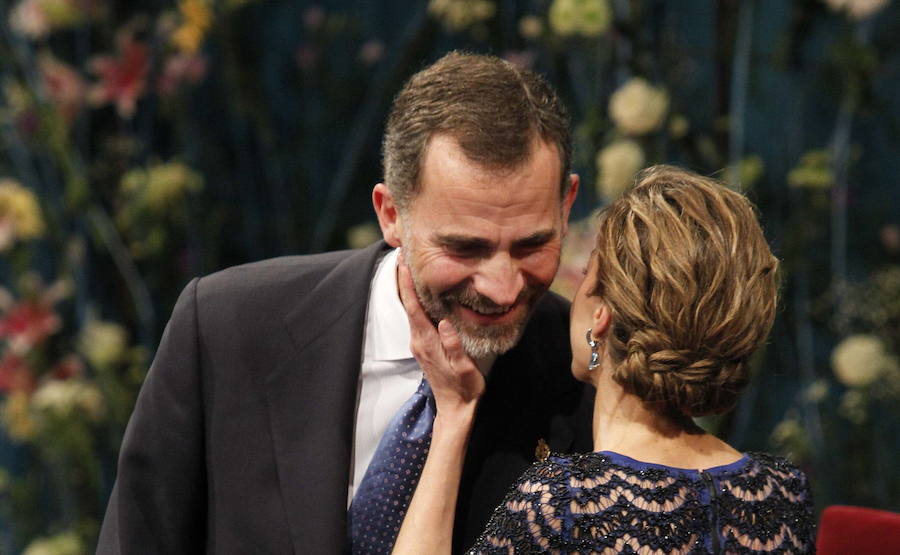El Rey cumple 50 años en los que ha mantenido una estrecha relación con el Principado acrecentada por su matrimonio con doña Letizia