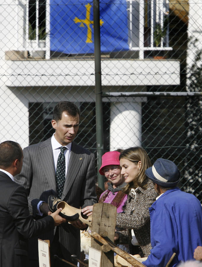El Rey cumple 50 años en los que ha mantenido una estrecha relación con el Principado acrecentada por su matrimonio con doña Letizia
