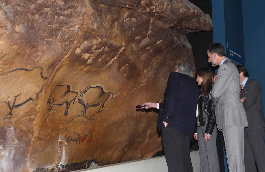 El Rey cumple 50 años en los que ha mantenido una estrecha relación con el Principado acrecentada por su matrimonio con doña Letizia