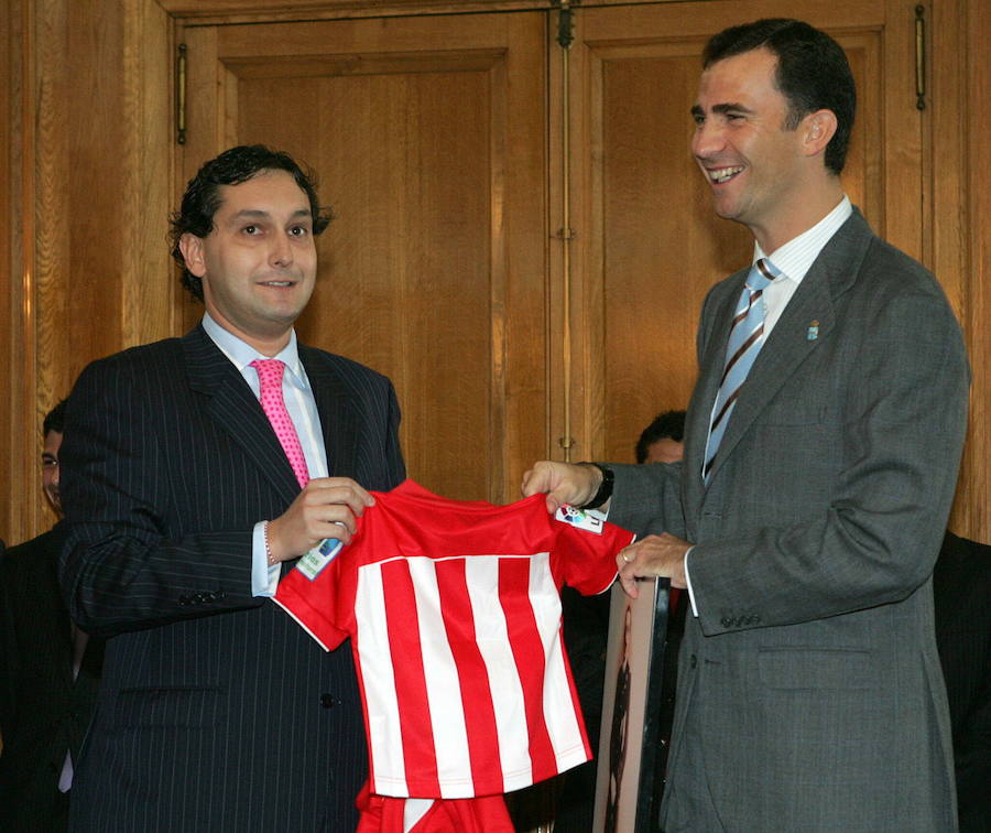 El Rey cumple 50 años en los que ha mantenido una estrecha relación con el Principado acrecentada por su matrimonio con doña Letizia