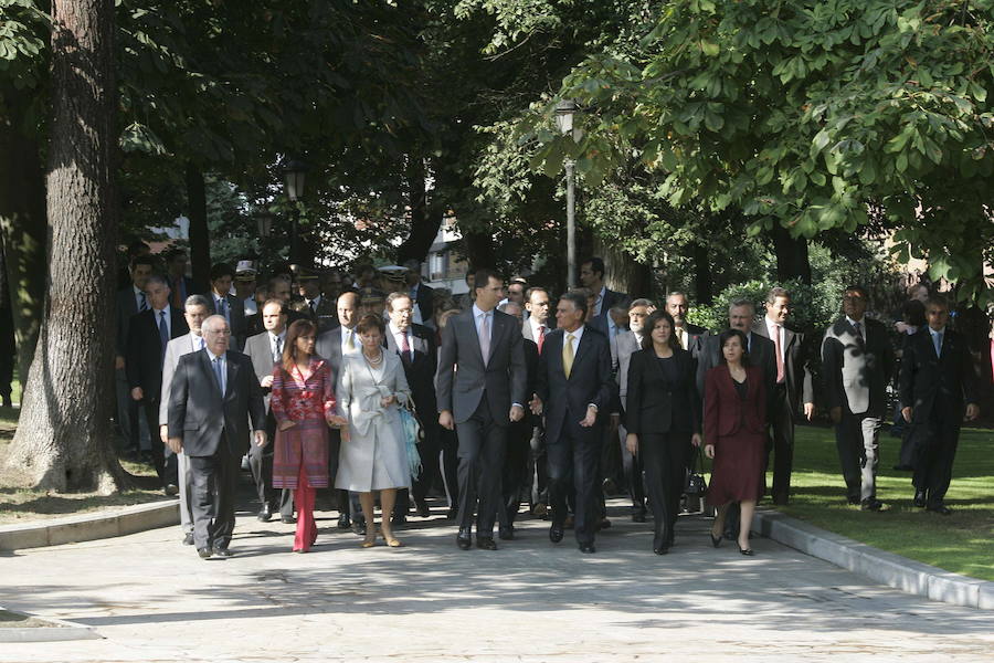 El Rey cumple 50 años en los que ha mantenido una estrecha relación con el Principado acrecentada por su matrimonio con doña Letizia