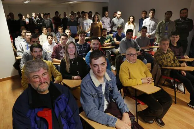 Un grupo de colegiados, pertenecientes a la Delegación de Gijón, en la sede del Comité Técnico de Árbitros, el pasado viernes, durante las charlas técnicas. 