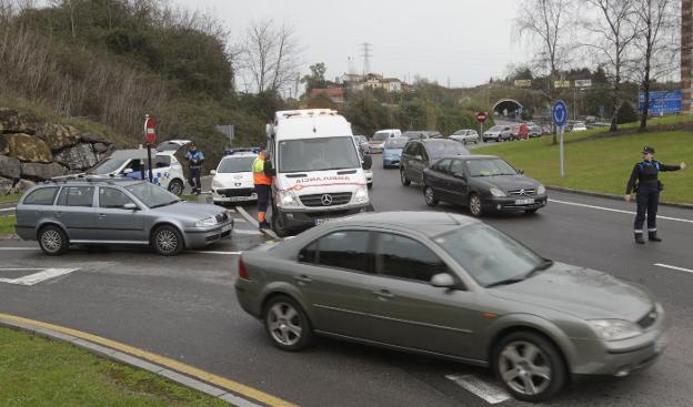 La Policía Local y la ambulancia, en Luis Oliver. :: M. ROJAS