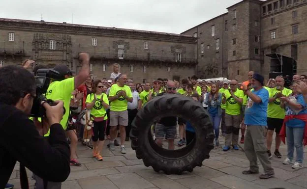 El úlimo volteo de la rueda solidaria, los voluntarios cedieron el honor al organizador Fran Linares en la plaza del Obradoiro. 