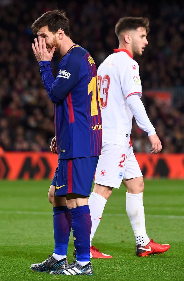 El líder remontó un gol del Alavés con goles de Luis Suárez y Messi, pero el árbitro se equivocó en dos jugadas clave a favor de los locales.