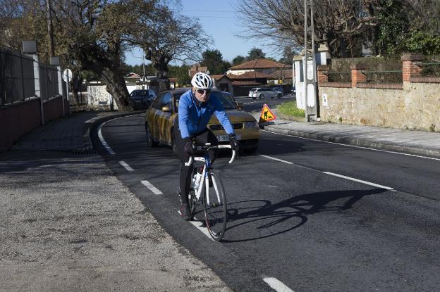 José Antonio García, vecino de El Llano, circula con su bicicleta a la altura del Somió Park por un tramo con nuevo asfalto. 