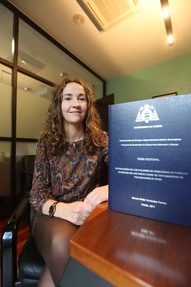 Carmen Fernández Ferrera posa con la tesis doctoral que defendió recientemente en la Universidad de Oviedo. 