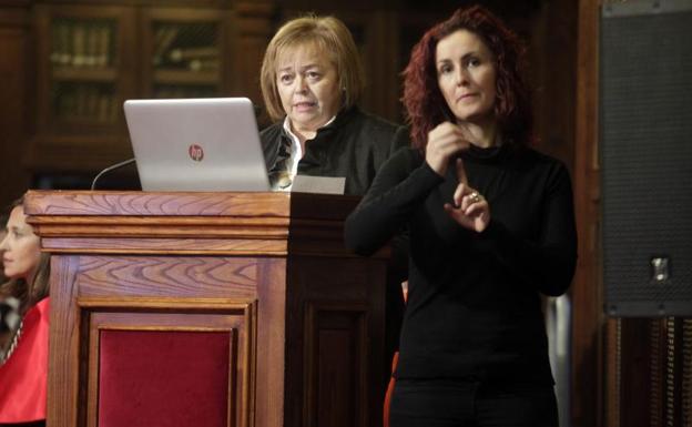 La presidenta del CSIC, Rosa Menéndez, imparte la ponencia con motivo de la festividad de Santo Tomás de Aquino en la Universidad de Oviedo.