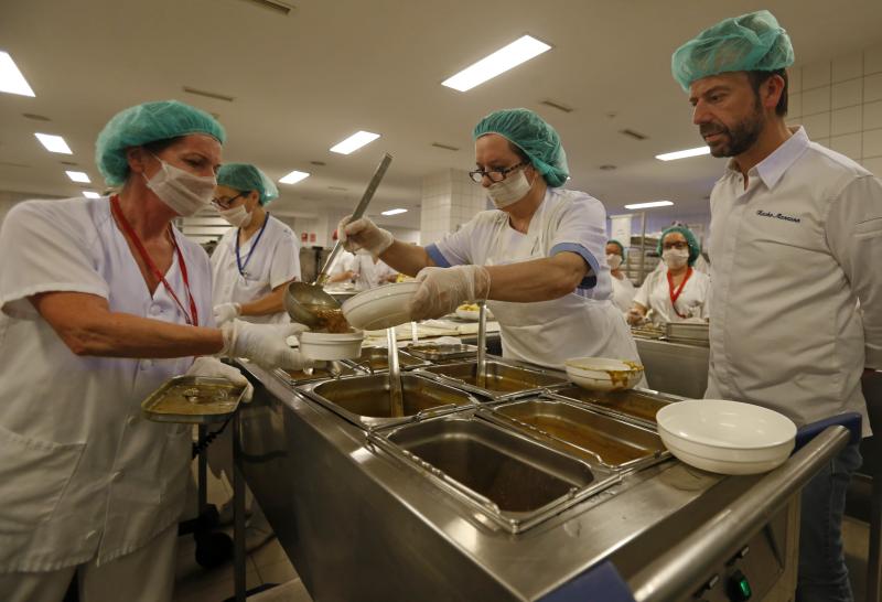 Nacho Manzano prepara un menú para pacientes del HUCA